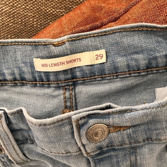 Levi’s Mid Length Shorts Size 29 - Picture 2 of 4